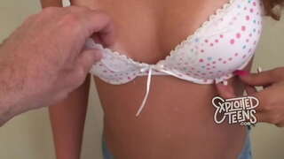 19-годишњи вруће тинејџер зајебава и добија уста пуна сперме