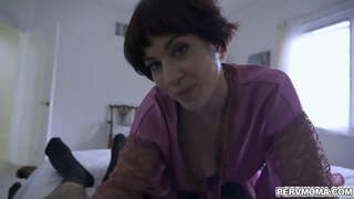 Похотливая мама Џесика Рајан прихвата његов син корак, да отсосать његов млади члан