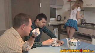 Ragveida petite teen cuckolds viņas vīrs