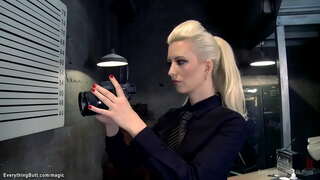 Велике сисе милф полицајац Вишња Торн анални играчка бринета увукла Меди О Реилли у канцеларији затим анални јебе и Веронику Авлув у затворске ћелије тројке