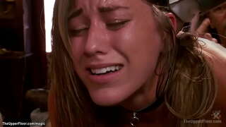 У вези бринета робиња у рубље Райлинн Зрак седи на чучи на вибраторе на штап и вибрира са два шлюхами, а затим са Кејси Цалверт јебе у анални на БДСМ журци на горњем спрату