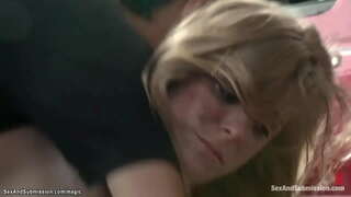 Секси плавуша Пени Пак долази у посету лудог механика Томи Пистоля, кога је упознала у терапеута, али он пересиливает и јебе велики члан широм свом продавницу