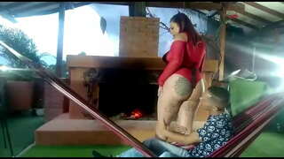 Ik neuk met de dienst van een motel, want mijn vriendin laat me wachten om te zien dat culiada in de open haard en in de amaca met lustylatinasex