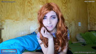 Девојка је узбуђен пред екраном