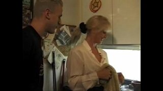 Мајка за сина и пријатеља