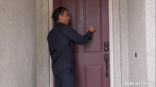 Мамаша Ева Нотти насаживает своју уској маца на масивни члан, док се њене огромне сисе раскачиваются