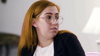 Melyn poeth a ei busty partner yn troseddu yn cael eu cynllunio ar eu targed mawr nesaf.Yn sydyn,ei swyddog prawf yn cyrraedd ac yn ymchwilio i&#039;w partner.Maent yn ymddwyn fel cwpl ac i brofi hynny at y swyddog.Maent yn dechrau mochyn a licking mae pob eraill yn ei pussy.