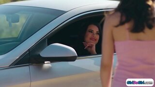 Три супер хот студенти колеџа пољубе на кревету.Двојица од њих сиса еластична сисе своје црвене девојке, пре него што један лиже 19летнюю маца гфс, седење на лицу црвеном.Девојка тинејџер једе маца, а затим они трљати кисками једни друге, док се не изврши