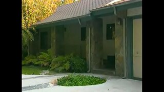 Krátke vlasy mladá holka narieka počas jazdy veľký péro do jej kretén na prvý raz