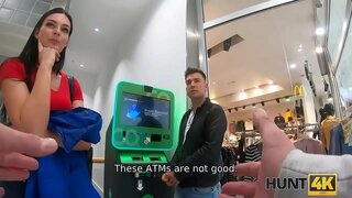 ЛОВ НА 4К. Човек посматра како се у његовој красотку добија странац