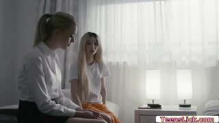 Kenzie Reeves prsty a olizuje jej Schoolmate Anny Auroras mačička