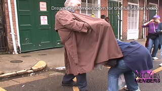 Хот мама Изашли На улице За Бусами У њу Орлеансу