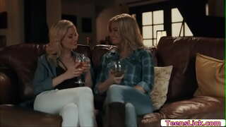 Безмятежная Сирена само помера ноге и гледа као пита од јабука Стокли једе га