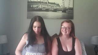 малих против великих сисек пуши цигарету