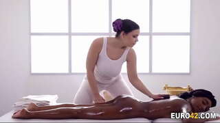 Волим велике сисе мојим масерка-лезбејке