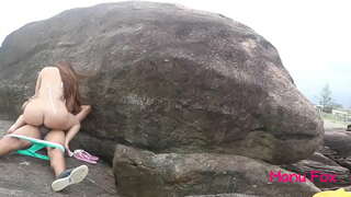 Pornstar Manu မြေခွေးအိုလိင်ဆက်ဆံနှင့်အတူအဘယ်သူမျှမကွန်ဒုံးအပေါ်အများပြည်သူကမ်းခြေ